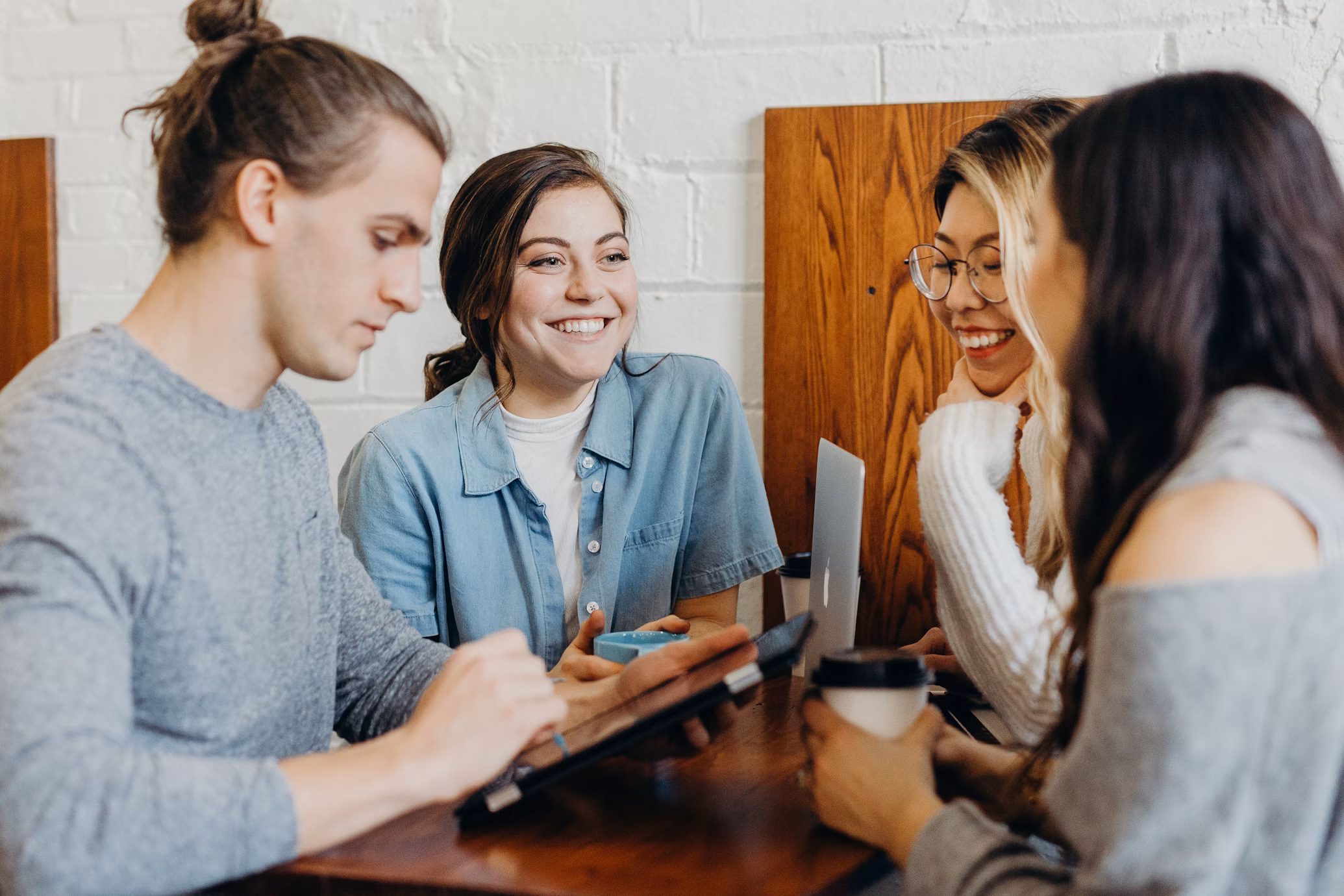 Pessoas maduras e felizes colaborando em um projeto com um notebook